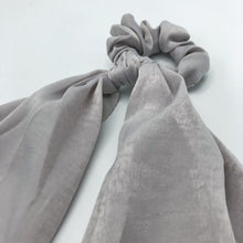 Load image into Gallery viewer, Scrunchies Rondine Seta Grey
